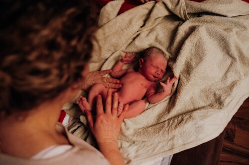 Sicher eingewickeltes Baby während der Hebammen-Nachsorge in Zwickau