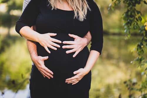 Schwangere Frau im Gespräch mit Hebamme Romy Leuteritz in Zwickau